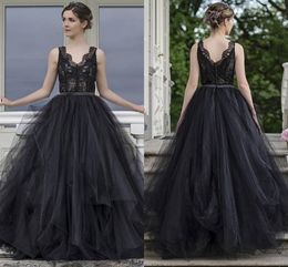 Nuovi abiti da sposa colorati gotici in tulle di pizzo nero con scollo a V a-line senza maniche fino al pavimento Illusion Top abiti da sposa non bianchi