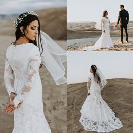 Elegante Spitze Meerjungfrau bescheidene Strandhochzeitskleider mit langen Ärmeln V-Ausschnitt Vintage Country Boho Brautkleider mit Knöpfen hinten Robes de Mariee