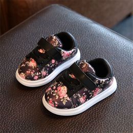 DIMI 2019 Cute Flower Neonate Scarpe Comode Sneakers per bambini in pelle per bambina Scarpe da neonato Fondo morbido First Walker SH190916