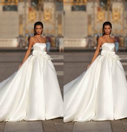 Modest Ball Gown Wedding Dresses Strapless Sleeveless Satin Bow Ruched Wedding Gowns Sweep Train robe de mariée