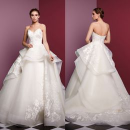 Fashion Beaded A Line Lace Wedding Dresses Strapless Neck Appliqued Bridal Gowns Tiered Tulle Sweep Train robe de mariée