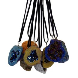 Collana con ciondolo in corda di pelle di geode di agata irregolare multicolore con gemme naturali in pietra grezza