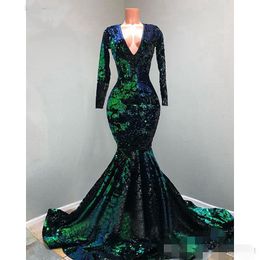 2020 Vintage Green Prom Dresses Long Sleeves Sequins Lace Applique Sexy Deep V Neck Plus Size Eveing Gown Formal Ocn Wear Custom Made