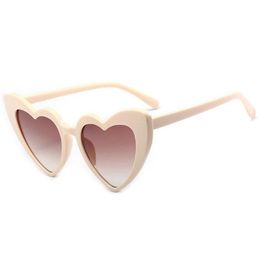 Women's Love sunglasses fashion sunglasses female love cat eyes retro Christmas gift black pink red heart-shaped sunglasses female uv400