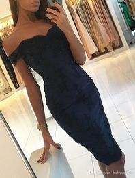 Elegant Navy Blue Mermaid Sheath Cocktail Klänningar Elegant Off Shoulders Lace Appliques Backless Knee Length Prom Crows Mother Dress