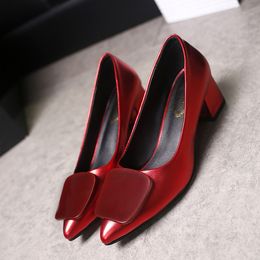 Горячая распродажа широко размер с квадратной пряжкой женской модной туфли 2019 Новый заостренный мелкий рот с женскими обувью
