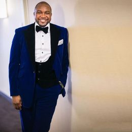 New Trendy Design Royal Blue Velvet Groom Tuxedos Groomsmen Peak Lapel Best Man Suits Mens Wedding Blazer Suits (Jacket+Pants+Vest+Tie) 1043