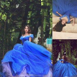 Royal Blue Askepott bollklänning quinceanera klänningar tyll ruched sexig från axelpärlor puffiga blommor söt formell slitage