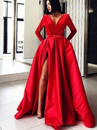 Gorgeous Red Muslim prom Dresses 2018 Ball Gown V Neck Long Sleeves sexy side Split Satin Dubai Kaftan Saudi Arabic Long Evening Gown