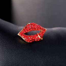 Women Red Lip Brooch Bling Bling Rhinestone Lip Brooch Suit Lapel Pin Gift for Love Girlfriend Fashion Jewellery High Quality