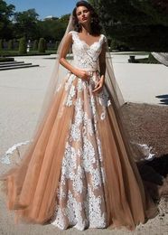 Fantastisches 2-in-1-Hochzeitskleid aus Tüll mit V-Ausschnitt und abnehmbarem Rock, dunkelgoldener Tüll, weiße Spitze, zweifarbig, Brautkleider Couture nach Maß