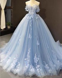 Gerçek Görüntü Prenses Quinceanera Elbiseler A Line Kapalı Omuz Dantel 3D Aplike Tatlı 16 Abiye Sweep Tren Backless Balo Parti Abiye