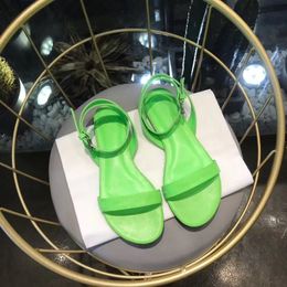 Sandali in pelle rotondi Designer Donna Scarpe con logo allover Moda cinturino alla caviglia Sandali con suola verde Scarpe basse da donna di lusso
