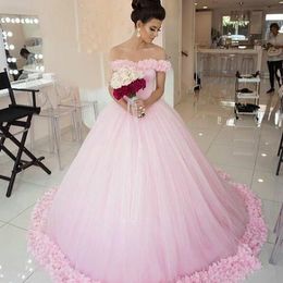 Splendidi abiti da sposa con abito da ballo principessa rosa cipria dell'Arabia Saudita con fiori fatti a mano al largo della spalla Abito da sposa in tulle gonfio da giardino