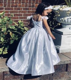 Vestidos White Ball Gowns Flower Girls Dresses 2020 Cap Sleeves Lace Appliques First Holy Communion Gowns Girls Birthday Party Gowns