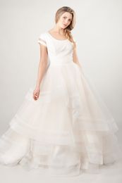 2019 A-line Modest Wedding Dresses With Short Sleeves Jewel Neck Ruffles Skirt Modern Modest Bridal Gowns Couture Custom Made