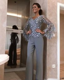 Elegant Silver Grey Lace Mother Of The Bride Pant Suits For Wedding Groom Dress 3D Floral Appliqued Long Sleeves Formal Outfit Garment