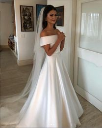 Abiti da sposa semplici in raso economici con spalle scoperte Abiti da sposa Boho Indietro Fiocco coperto con bottoni sul retro Abiti da sposa da spiaggia Novia