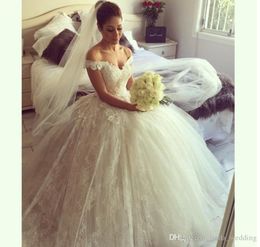 2019 Graceful Ball Gown Wedding Dress Vintage Pricness Off the Shoulder Appliqued Lace Long Arabic Dubai Bridal Gown Custom Made Plus Si