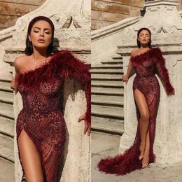 Luxurious Burgundy Mermaid Evening Dresses One Shoulder Feathers Long Sleeve Lace Illusion Robe De Soiree Sexy Thigh High Slit Prom Gowns