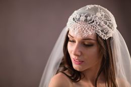 New Luxury Elegant High Quality Satin beaded Flower Real Picture One Layer Cut Edge Wedding Veils Bridal Fingertip Length Alloy Comb