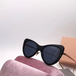 Luxury- Sunglasses Women Brand Designer Sunglasses Cat Eyes Frame Sunglasses Crystal Metarial Fashion Women Style Come With Pink Case