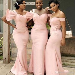 Pink Satin Ruched Dresses sjöjungfru ärmlös veck Maid of Honor -klänningar från axel brudtärklänning billigt 2024