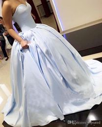 Blaues, helles Ballkleid Quinceanera 2019, trägerlos, Falten, gerüschtes Korsett, Schnürung hinten, Sweep-Zug, Satin, Sweet-16-Kleider, individuell