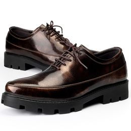 -Primavera Outono oito centímetros únicos homens Casual W5 sapatos de couro Lace-Up Toe Pointed Brogue sapatos masculino Flats Negócios sapatos Oxford