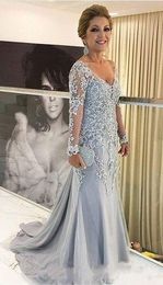2023 Mermaid Mother Of The Bride Dresses Silver V Neck Long Sleeves Lace Appliques Crystal Beads Sweep Train Plus Size Party Evening Gowns