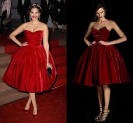 Vintage Velvet Cocktail Dresses Ball Gown Strapless Prom Gowns Sleeveless Knee Length Pleats High Quality Short Evening Dress