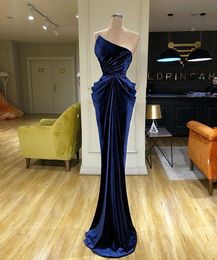 Arabic Dubai Navy Blue Strapless Sheath Evening Dresses Velvet Floor Length Ruched Ruffles Evening Gown Formal Party Gowns robes de soirée