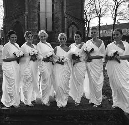 2019 Elegante Brautjungfernkleider in Weiß und Elfenbein mit einer Schulter, lila, Party-Abendkleider, ärmellos, Kleider für Hochzeitsgäste, Trauzeugin von Hon337r