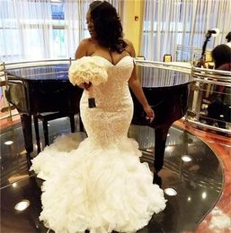 New Plus Size Mermaid Wedding Dresses Sweetheart Lace Applique Beaded Tiered Ruffles Backless Court Train Black Girls Bridal Gowns