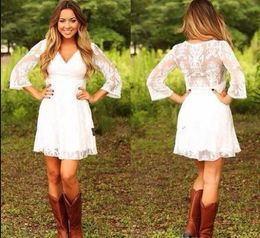 Modest 2019 Short Lace Cowgirls Abiti da sposa country con 3/4 maniche lunghe Lunghezza al ginocchio Abiti da sposa bohémien Abito da ricevimento per giardino