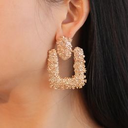 -2019 Dernières boucles d'oreilles en métal de fleur en relief Simple argent / or couleur femme boucle d'oreille personnalité exotique dame mariage