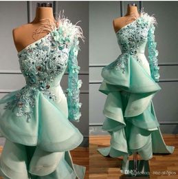 mint high low prom dresses Rebajas Menta verde Alto Bajo vestidos de noche de un hombro vestido de fiesta de 3D floral apliques de cristal pluma Prom del desgaste de lujo Volantes Batas