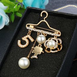 Wholesale Women NO5 Hanger Luxury Brooch Pearl Rhinestone Flower Designer Brooch Pin Popular Famous Jewelry High Quality