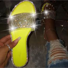 Virar New Verão Mulheres Crystal Chinelos Glitter Plano macia Bling Feminino doce cor Flops Outdoor Ladies Slides Hot Praia Shoes
