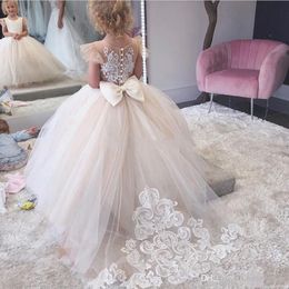 New Flower Girl Dresses For Weddings Jewel Neck Appliques Girls Pageant Dresses Covered Button Back Long Train Kids Party Dress With Bow