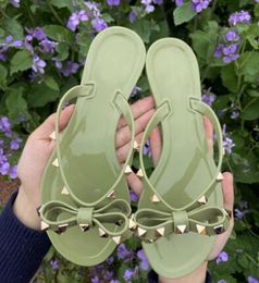 Heißer Verkauf – 2020 europäische und amerikanische Nieten-Flip-Flops zum Ziehen cooler Hausschuhe für Sommer-Frauen-Gelee-Schuhe