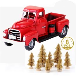 Красные металлические грузовики и мини -фальшивый сосна рождественский декор рождественский рождественский автомобиль модель автомобиля весело.