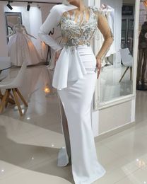 2020 Árabe Aso Ebi White Lace frisada Sexy Vestidos alta Dividir Prom Vestidos mangas compridas formal do partido Segundo Recepção Vestidos ZJ055