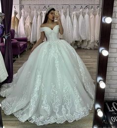 Luxury Ball Gown Weddings Dresses Vintage Lace Off The Shoulder Royal Bridal Gowns Plus Size Robe De Mariee Custom Made B135