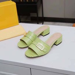 Sommermarke weibliche Designer-Sandalen Mode breite Unterseite High Heel Hausschuhe Designer Slide Square Heel Sandalen mit Box hat große Größe