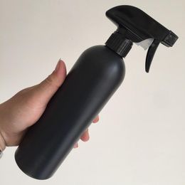Wholesale Hot 500ml Large Refillable 16oz Spray Bottles Black Colour Plastic Packaging Bottles with Trigger Spray