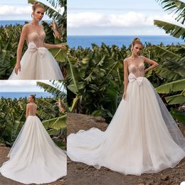 Abiti da sposa eleganti bling Spiaggia Gioiello Collo Fiocco trasparente Paillettes Strass Abito da sposa increspato Abito da sposa senza maniche Illusion Sweep Train