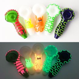 Glow In Dark 4.0inches Glass Oil Burner Scorpion Hand Pipes Luminous Smoking Pipes smoke accessory