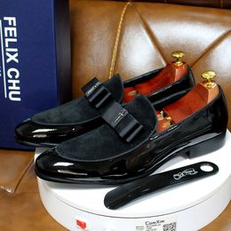 Couro envernizado genuíno feito à mão e retalhos de couro nobuck com gravata borboleta para homens, sapatos de casamento pretos, mocassins para banquetes masculinos CX200731