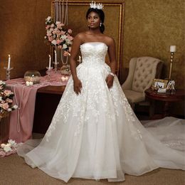 Elegant Beaded A Line Lace Wedding Dresses Strapless Neck Appliqued Sequined Bridal Gowns Sweep Train Tulle robe de mariée